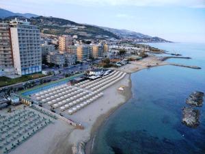 eine Luftansicht auf einen Strand mit einem Haufen Gebäude in der Unterkunft Hotel Jean Marie in Arma di Taggia