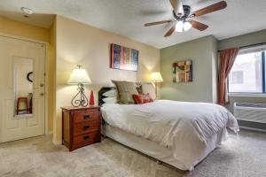 Una cama o camas en una habitación de Half-Mi to Light Rail Greenwood Village Studio