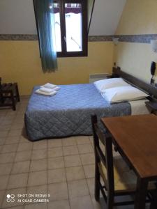 Een bed of bedden in een kamer bij Hôtel du tilleul