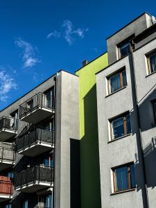 un immeuble d'appartements avec balcon sur le côté. dans l'établissement Apartament Szczecin, à Szczecin