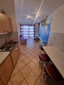 een keuken met een aanrecht en krukken in een kamer bij Anita Medulin Apartment in Medulin