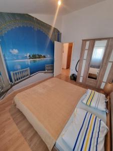 een slaapkamer met een groot bed en een schilderij aan de muur bij Anita Medulin Apartment in Medulin