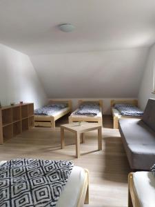 Habitación con 3 camas y sofá en Chata u rybníka, en Bohdalov