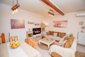 A seating area at Natasa's cozy house