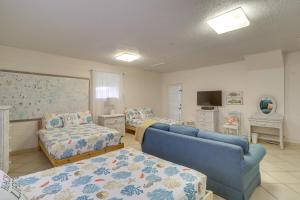 een woonkamer met een bank en een bed bij Beach Retreat in Jacksonville PetandFamily-Friendly in Jacksonville Beach