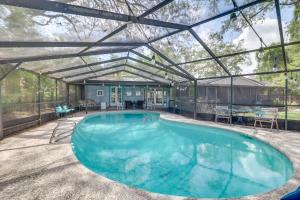 - une piscine dans une maison dotée d'un toit en verre dans l'établissement Beach Retreat in Jacksonville PetandFamily-Friendly, à Jacksonville Beach