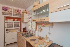 A kitchen or kitchenette at Natasa's cozy house