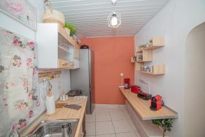 A kitchen or kitchenette at Natasa's cozy house