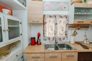 A kitchen or kitchenette at Natasa's cozy house