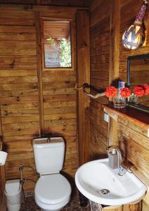 uma casa de banho com um WC e um lavatório em Deep Ocean Camping-Adults Only em Faralya
