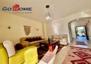 Area soggiorno di Stylish 4BR Villa V15 with a Private Heated Pool at White Villas