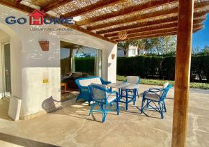 Area soggiorno di Stylish 4BR Villa V15 with a Private Heated Pool at White Villas