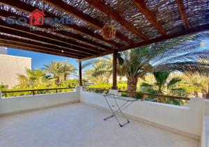 Balcone o terrazza di Stylish 4BR Villa V15 with a Private Heated Pool at White Villas