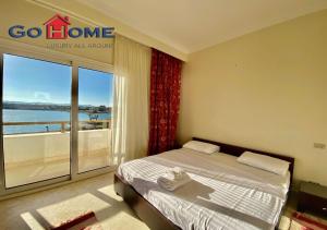 una camera da letto con un letto e una grande finestra di Stylish 4BR Villa V15 with a Private Heated Pool at White Villas a Hurghada