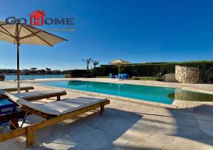Piscina di Stylish 4BR Villa V15 with a Private Heated Pool at White Villas o nelle vicinanze