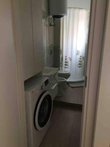 La salle de bains est pourvue d'un lave-linge. dans l'établissement My Petite Maison Milan, à Milan