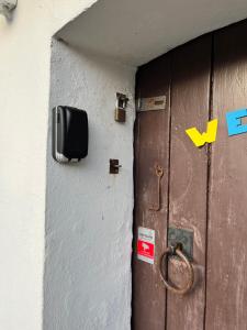 drzwi z telewizorem na boku budynku w obiekcie Auszeit im Grünen w mieście Fårvang