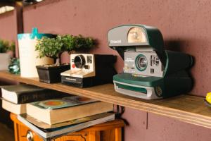 a sewing machine sitting on top of a wooden shelf at Velvet Hostal La novena in Santa Ana