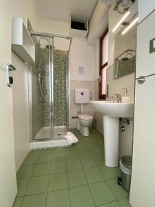 ein Bad mit einer Dusche, einem Waschbecken und einem WC in der Unterkunft Domus Corso Umberto 18 B&B in Pescara
