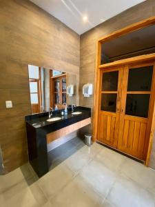 a bathroom with a sink and a mirror at Hotel Smart in Mogi Mirim