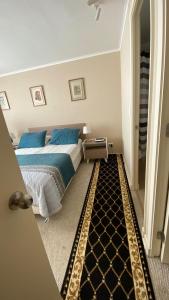 une chambre avec un lit avec des oreillers bleus dans l'établissement Laguna Bahía departamento 5 personas maravilloso amoblado y decorado, à Algarrobo