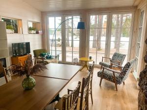 a living room with a wooden table and chairs at Tuba järveäärses puhkemajas - Saarjärve Puhkemaja in Tromsi