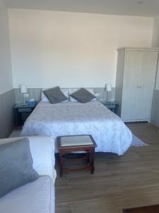 1 dormitorio con 1 cama grande y 1 sofá en Apartamentos Puerto Sherry, en El Puerto de Santa María