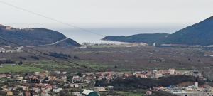 科托尔Apartman Oasis的享有山谷中小镇的山景