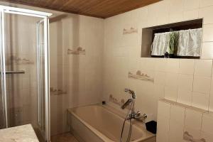 a bathroom with a bath tub and a shower at Geräumige Ferienwohnung 90 sqm im Erholungsort in Bestwig