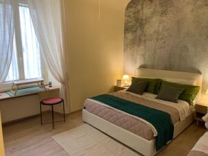 Un dormitorio con una cama grande y una ventana en Guest House VATICAN MUSEUMS PARVA DOMUS en Roma