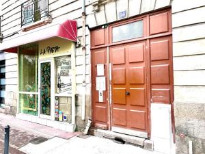 uma loja com portas castanhas na lateral de um edifício em Saint Leonard em Nantes