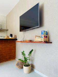 TV a/nebo společenská místnost v ubytování Casa Costa dos Milagres