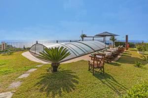 En have udenfor Villa Theos House by Villa Plus