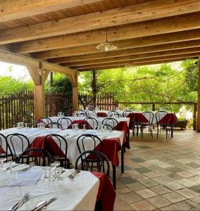 un grupo de mesas con manteles rojos y blancos en Agri-Hotel Da Marianna Resort & Spa, en Santa Domenica Vittoria