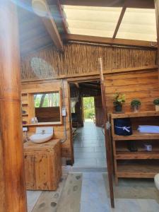 La salle de bains est pourvue d'une baignoire et de toilettes. dans l'établissement Cabañas la tierra prometida, à Cisneros