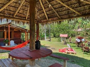 une tente avec un hamac dans une cour dans l'établissement Cabañas la tierra prometida, à Cisneros 27 autres photos