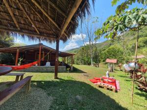 - un hamac dans la cour d'une maison dans l'établissement Cabañas la tierra prometida, à Cisneros