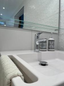 encimera con lavabo y espejo en Villa Pauline - FeWo Bordeaux, en Bad Sooden-Allendorf