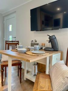 cocina con mesa de madera y encimera en Villa Pauline - FeWo Bordeaux, en Bad Sooden-Allendorf