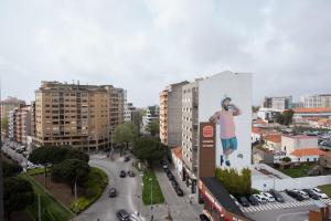 een muurschildering van een man aan de zijkant van een gebouw bij Porto Metro-At-Home Apartment in Matosinhos
