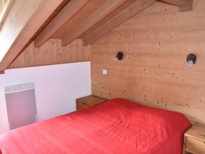 ein Schlafzimmer mit einem roten Bett im Dachgeschoss in der Unterkunft Appartement Pralognan-la-Vanoise, 3 pièces, 4 personnes - FR-1-464-87 in Pralognan-la-Vanoise