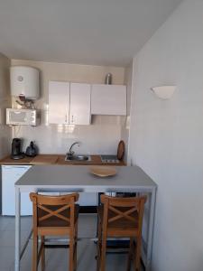 A kitchen or kitchenette at Appartement lumineux sur les canaux