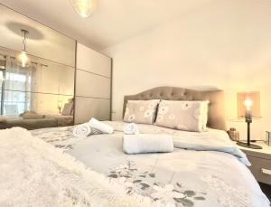 1 dormitorio con 1 cama blanca grande y espejo grande en Modern 2 Bedroom Apartment Fuengirola en Fuengirola