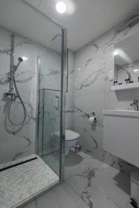 Kupatilo u objektu Villa Bauhaus Wellness Apartman