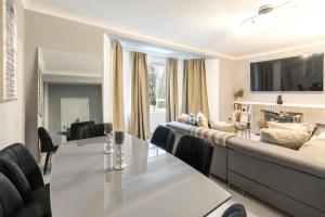un soggiorno con divano e tavolo di Exceptional 5 stars flat in lovely location a Londra