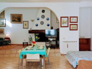 een woonkamer met een blauwe tafel met stoelen bij casa panoramica in Teulada