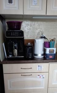eine Küchentheke mit Kaffeemaschine und anderen Geräten in der Unterkunft chambre familiale dans maison au calme in Segonzac