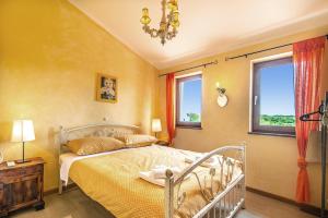 1 dormitorio con 1 cama y 2 ventanas en Villa Rustica Nicole by Villa Plus, en Štokovci
