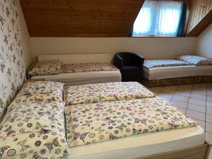 Posteľ alebo postele v izbe v ubytovaní Ibolya Vendégház