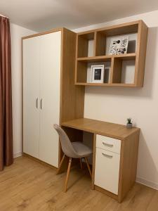 a desk and a chair in a room at Sunny Apartment in Suceava in Suceava